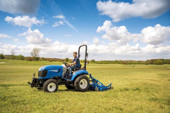 Kompakttraktor New Holland BOOMER 25 bei der Arbeit