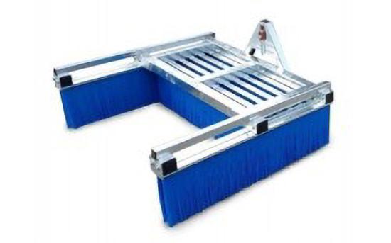 Ein Ölbindebesen mit blauen Borsten