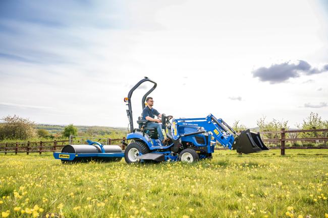 Kompakttraktor New Holland Boomer 25 C bei der Arbeit