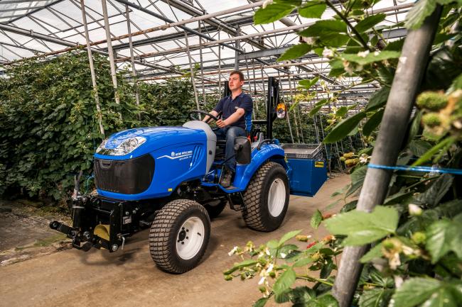 Kompakttraktor New Holland BOOMER 25 bei der Arbeit