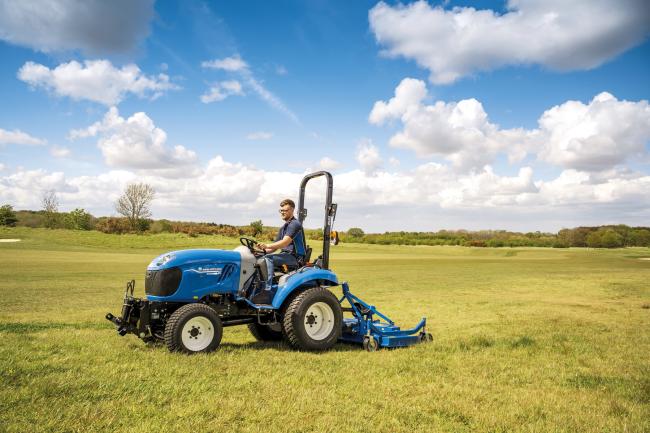 Kompakttraktor New Holland BOOMER 25 bei der Arbeit