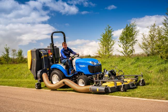 Kompakttraktor New Holland BOOMER 25 bei der Arbeit