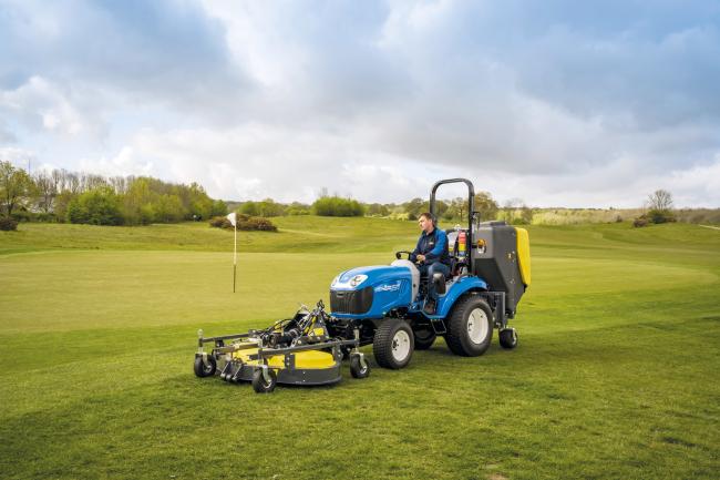 Kompakttraktor New Holland BOOMER 25 bei der Arbeit